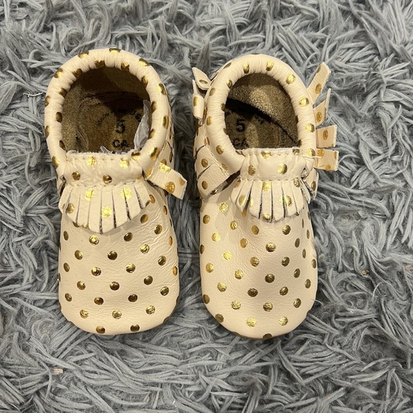 NEW • Freshly Picked • Fringe Leather Moccasins Heirloom Cream Gold Polka Dots 5 - Picture 2 of 4